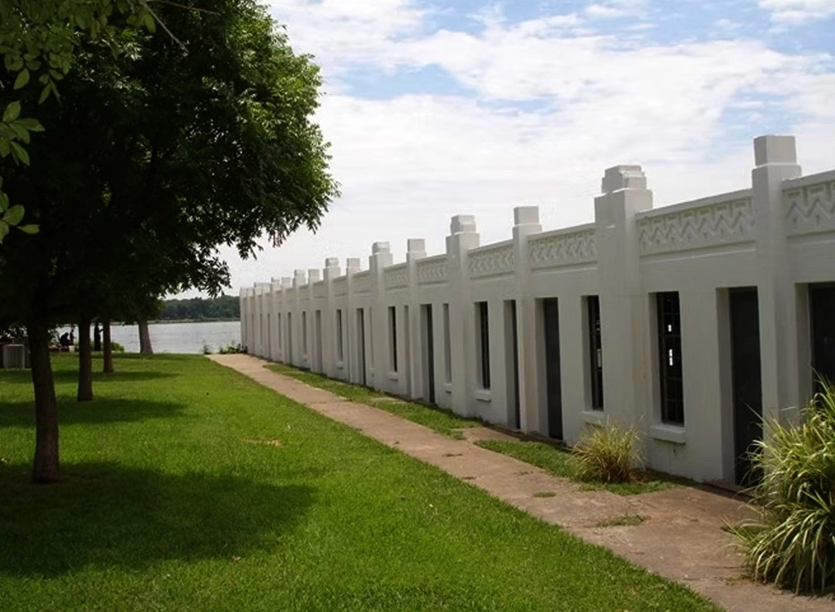 The Boomerang boathouse colonnade seen from the lakeside lawn